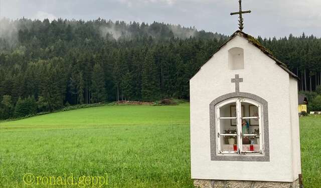 Bild einer Landschaft mit Kapelle