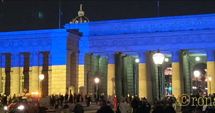 Heldentor in blau gelb