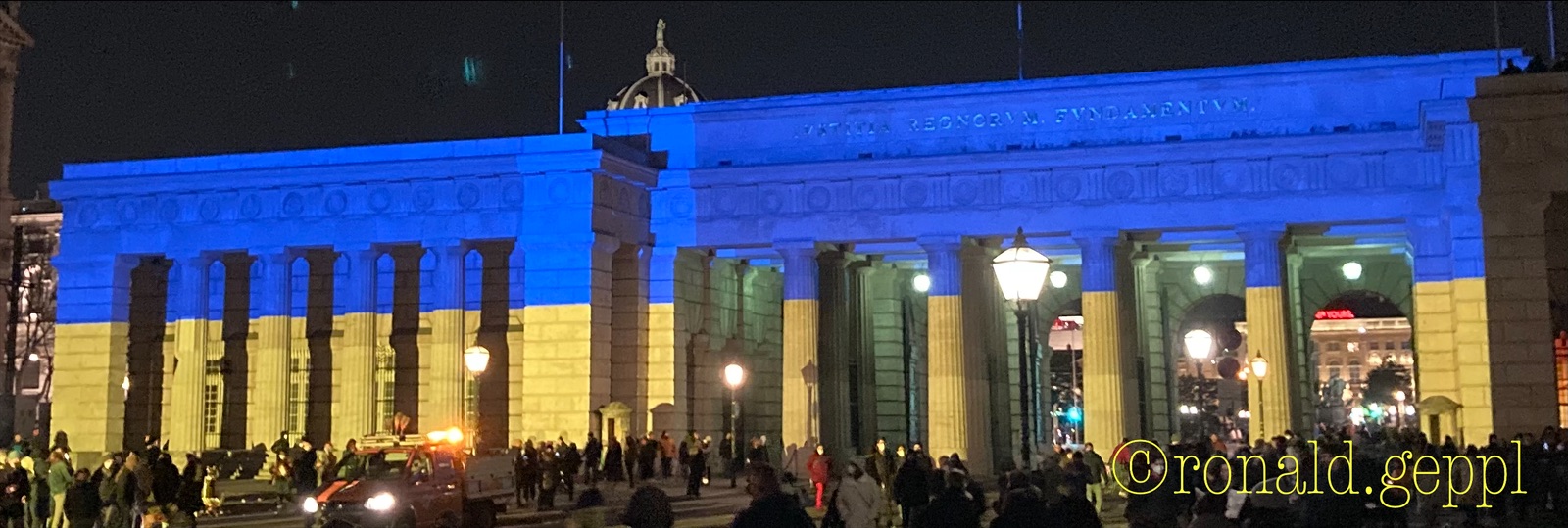 Heldentor in blau gelb