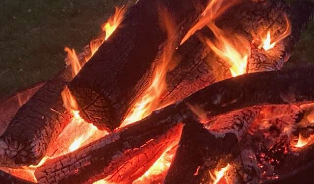 brennendes Holz als Symbol für brennende Rechtsfragen