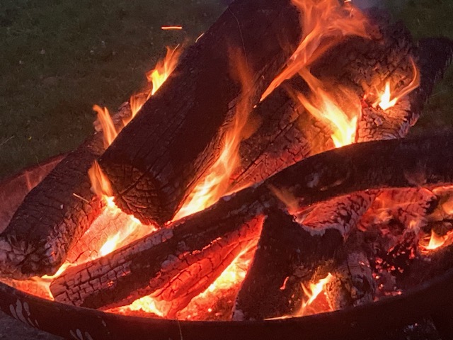 brennendes Holz als Symbol für brennende Rechtsfragen